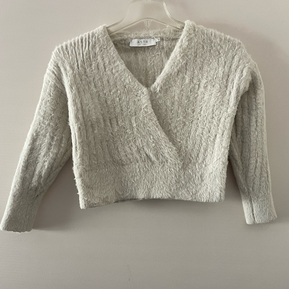 ASTR the Label V-Neck Faux Wrap Veda Cropped Fuzzy Sweater Small - Picture 1 of 7